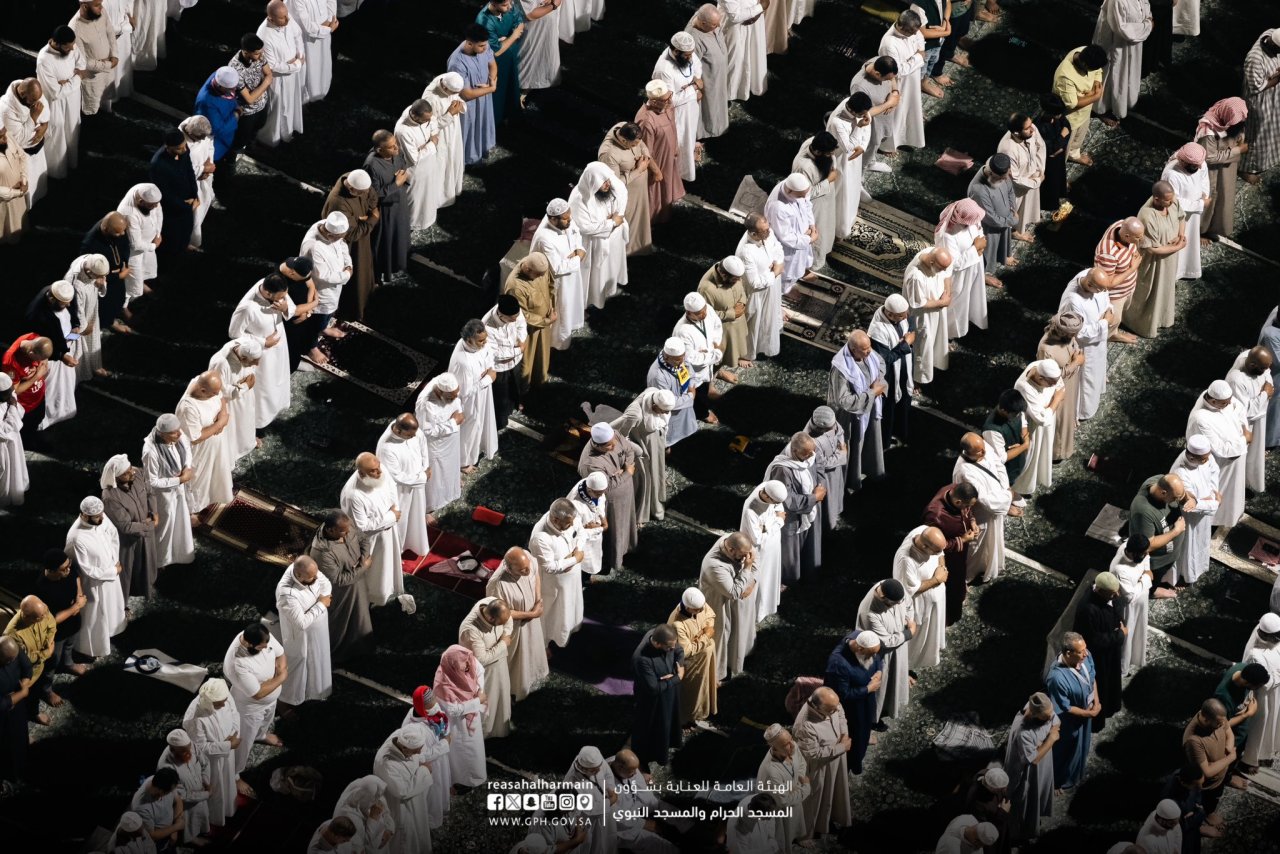 ރޯދަމަހުގެ އަޅުކަން އަދާކުރަން އެތައް މިލިއަން މީހުން ދެ ހަރަމްފުޅަށް