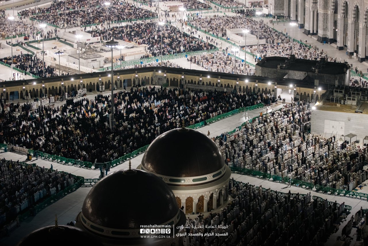 ރޯދަމަހުގެ އަޅުކަން އަދާކުރަން އެތައް މިލިއަން މީހުން ދެ ހަރަމްފުޅަށް