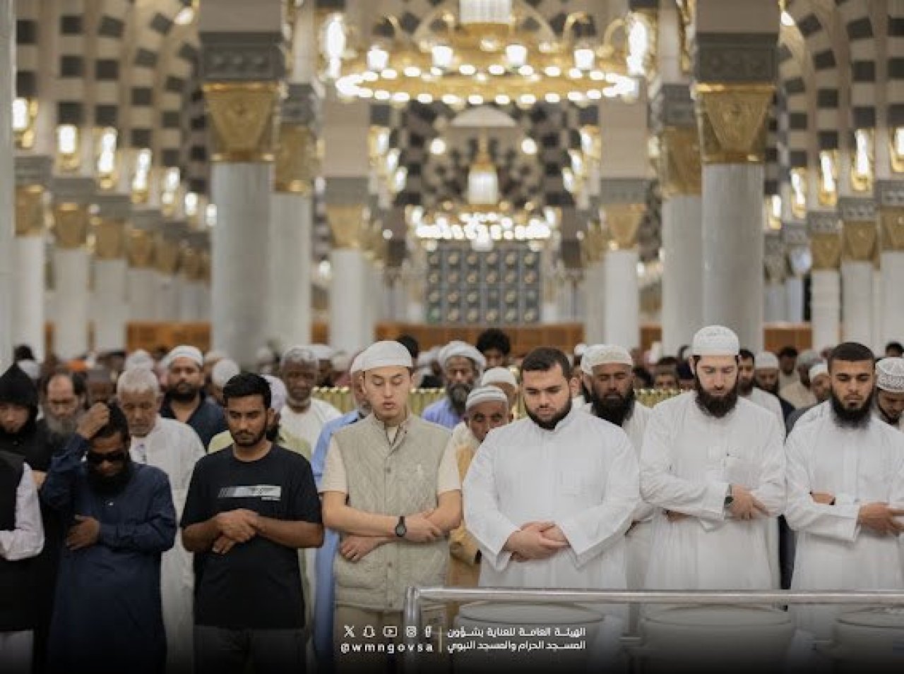 ރޯދަމަހުގެ އަޅުކަން އަދާކުރަން އެތައް މިލިއަން މީހުން ދެ ހަރަމްފުޅަށް