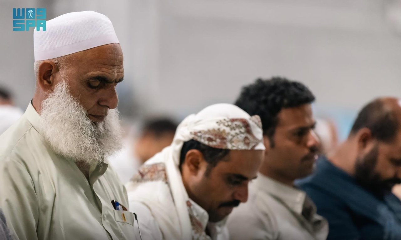 ރޯދަމަހުގެ އަޅުކަން އަދާކުރަން އެތައް މިލިއަން މީހުން ދެ ހަރަމްފުޅަށް