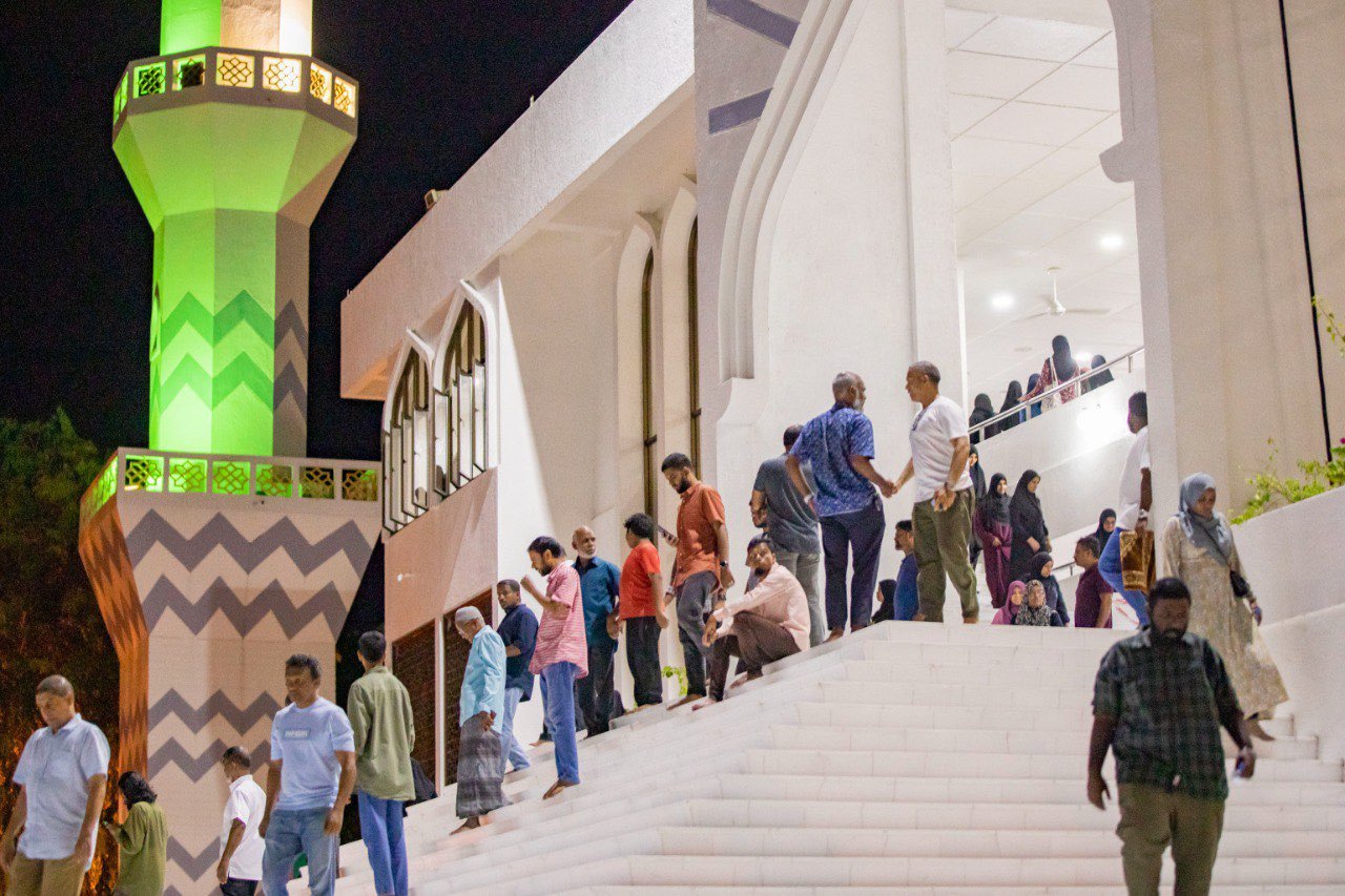 އިސްލާމީ މަރުކަޒުގައި ރޭ ކުރިޔަށް ގެންދިޔަ ދަމު ނަމާދުގައި އެތައް ސަތޭކަ ބަޔަކު ބައިވެރިވި