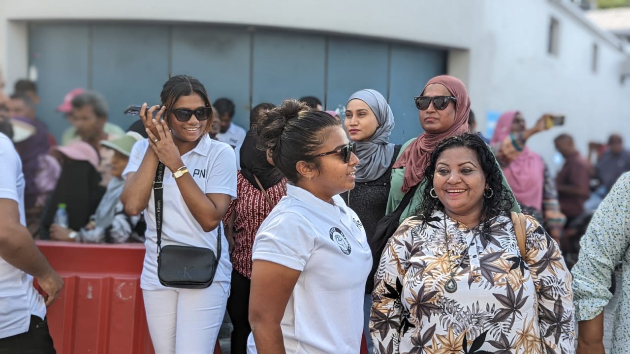 ރައީސް ޔާމީންގެ ސަޕޯޓަރުން ކޯޓު ކައިރީގައި