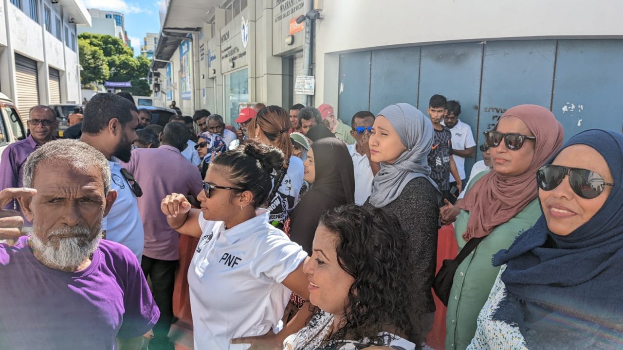 ރައީސް ޔާމީންގެ ސަޕޯޓަރުން ކޯޓު ކައިރީގައި