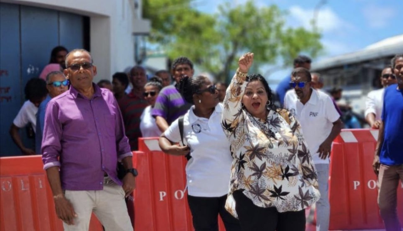 ރައީސް ޔާމީންގެ ސަޕޯޓަރުން ކޯޓު ކައިރީގައި