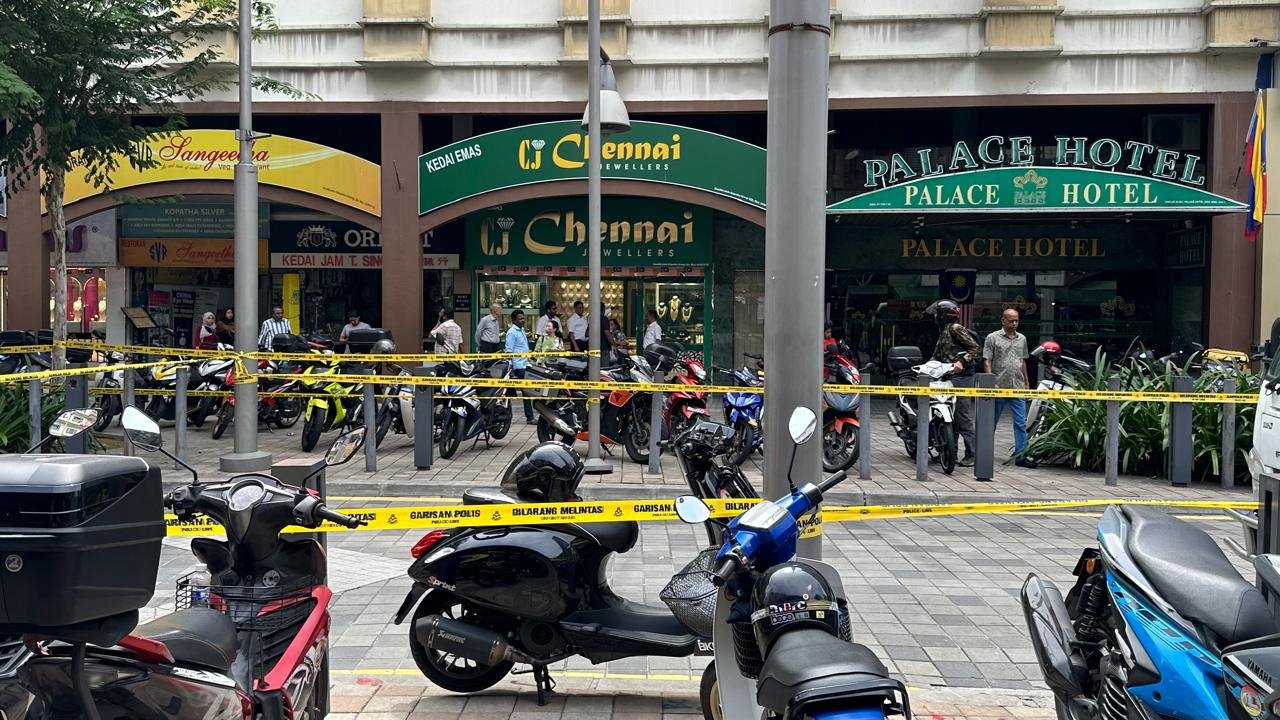 މެލޭޝިއާގެ މަސްޖިދު އިންޑިއާ ސަރަހައްދުގައި ބޮޑު ސިންކްހޯލްތަކެއް އުފެދި ބިރުވެރިކަމެއްގައި