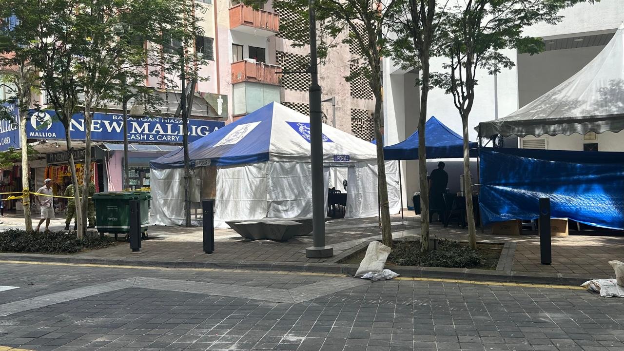 މެލޭޝިއާގެ މަސްޖިދު އިންޑިއާ ސަރަހައްދުގައި ބޮޑު ސިންކްހޯލްތަކެއް އުފެދި ބިރުވެރިކަމެއްގައި