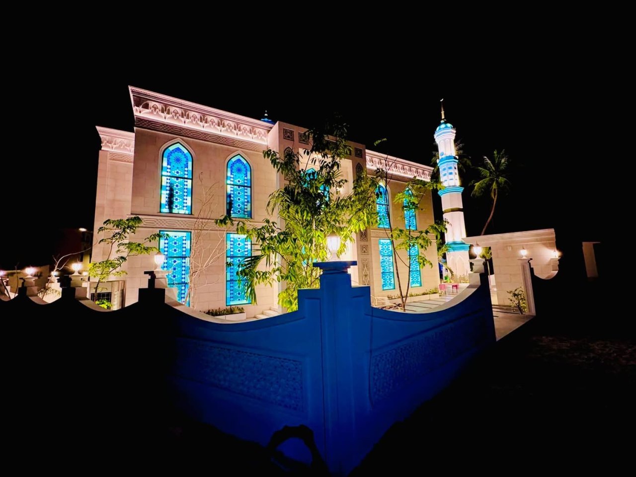 އޭދަފުށީގައި އަލަށް އިމާރާތްކުރި ހިތްގައިމު ރީތި މިސްކިތެއް