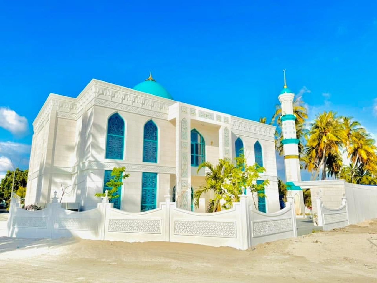 އޭދަފުށީގައި އަލަށް އިމާރާތްކުރި ހިތްގައިމު ރީތި މިސްކިތެއް