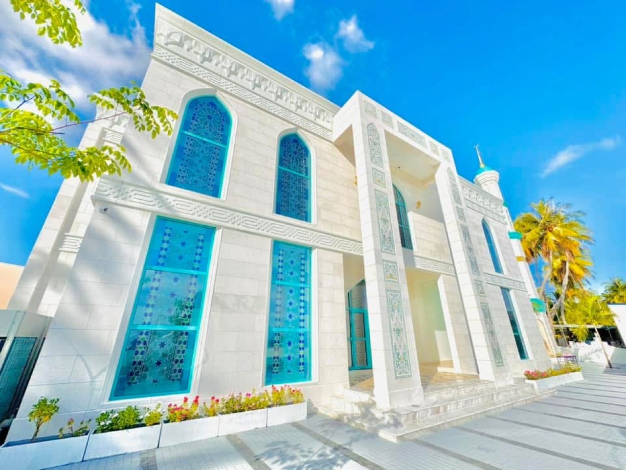 އޭދަފުށީގައި އަލަށް އިމާރާތްކުރި ހިތްގައިމު ރީތި މިސްކިތެއް