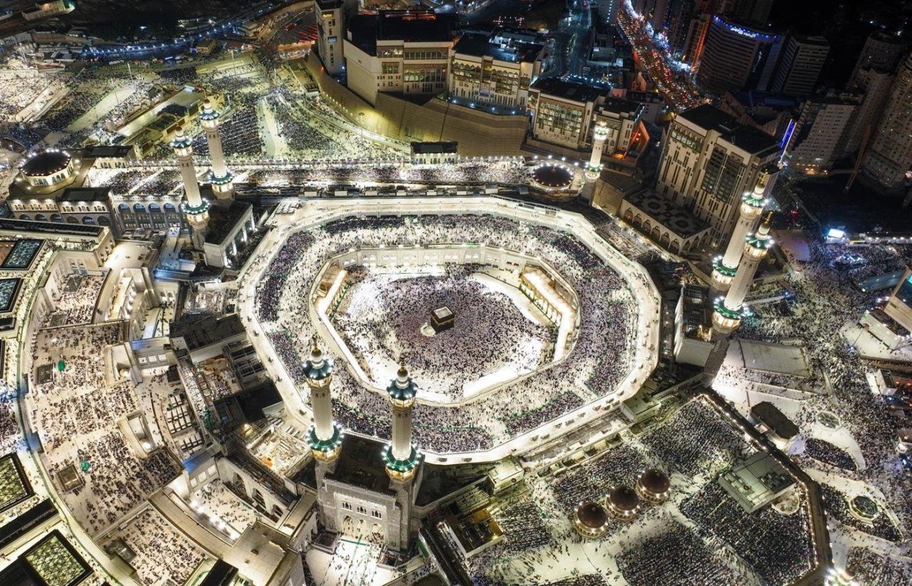 ފަހު ދިހައިގެ އަޅުކަމަށް އެތައް މިލިއަން މީހުން މައްކާގެ ހަރަމްފުޅަށް ޖަމާވެފައި