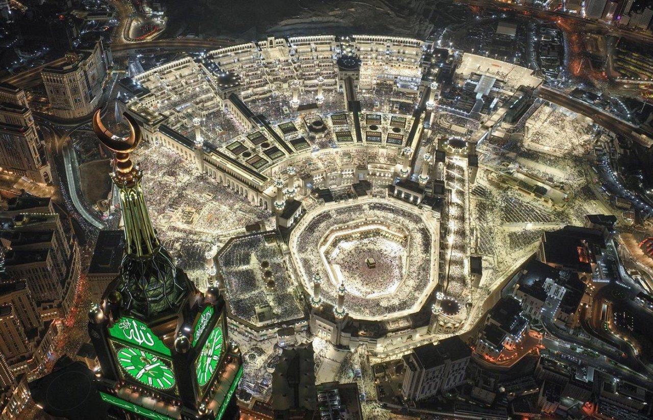 ފަހު ދިހައިގެ އަޅުކަމަށް އެތައް މިލިއަން މީހުން މައްކާގެ ހަރަމްފުޅަށް ޖަމާވެފައި