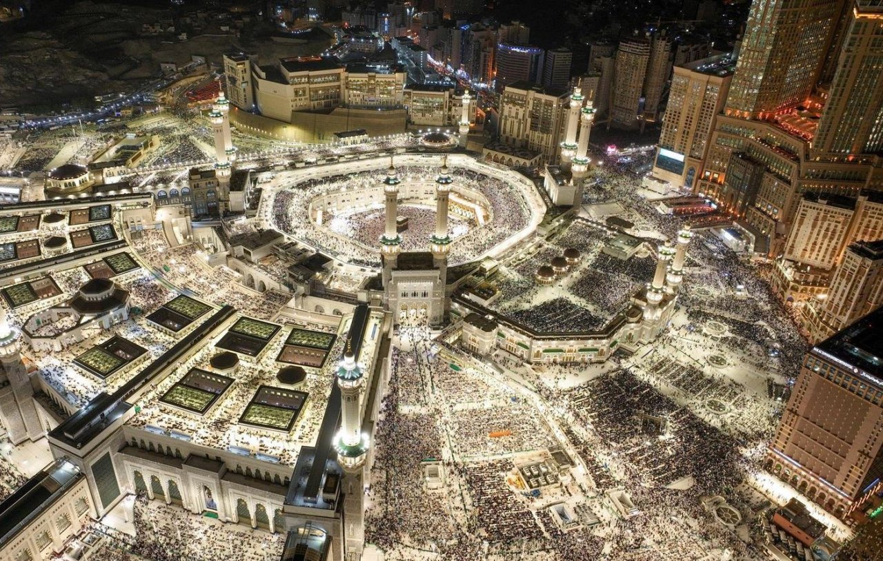 ފަހު ދިހައިގެ އަޅުކަމަށް އެތައް މިލިއަން މީހުން މައްކާގެ ހަރަމްފުޅަށް ޖަމާވެފައި