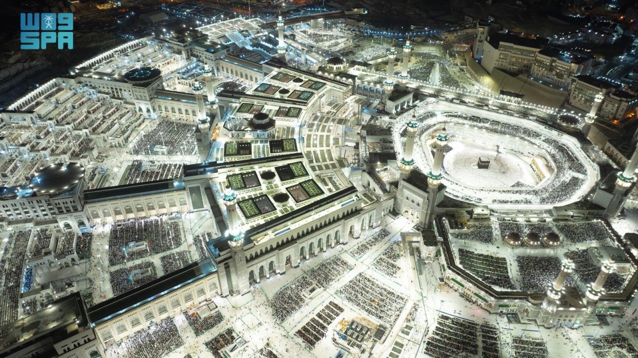 ފަހު ދިހައިގެ އަޅުކަމަށް އެތައް މިލިއަން މީހުން މައްކާގެ ހަރަމްފުޅަށް ޖަމާވެފައި