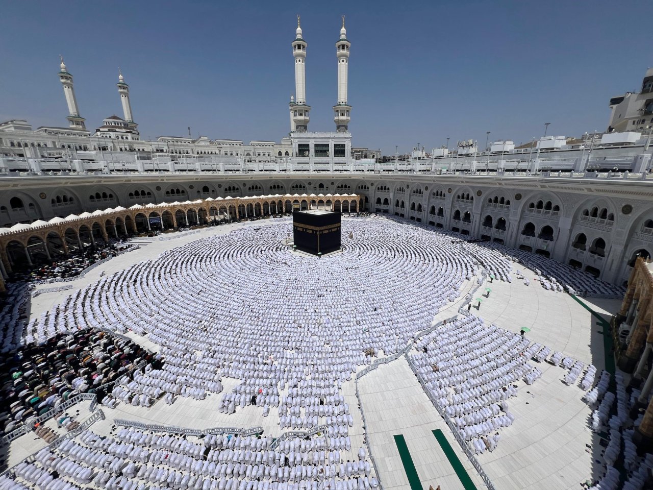 ފަހު ދިހައިގެ އަޅުކަމަށް އެތައް މިލިއަން މީހުން މައްކާގެ ހަރަމްފުޅަށް ޖަމާވެފައި