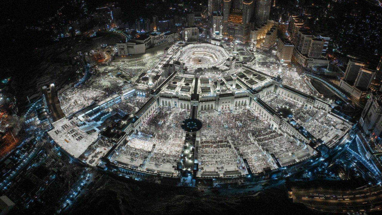 ފަހު ދިހައިގެ އަޅުކަމަށް އެތައް މިލިއަން މީހުން މައްކާގެ ހަރަމްފުޅަށް ޖަމާވެފައި