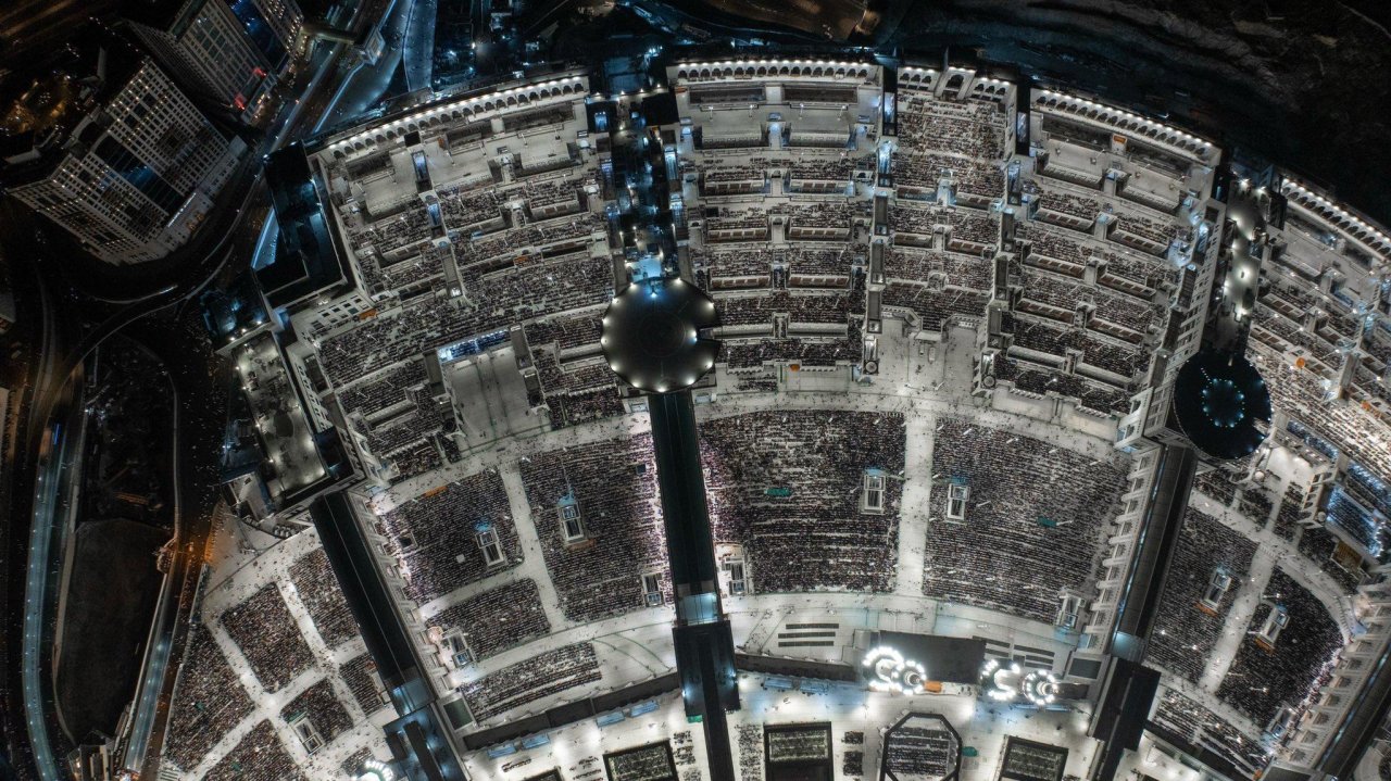 ފަހު ދިހައިގެ އަޅުކަމަށް އެތައް މިލިއަން މީހުން މައްކާގެ ހަރަމްފުޅަށް ޖަމާވެފައި