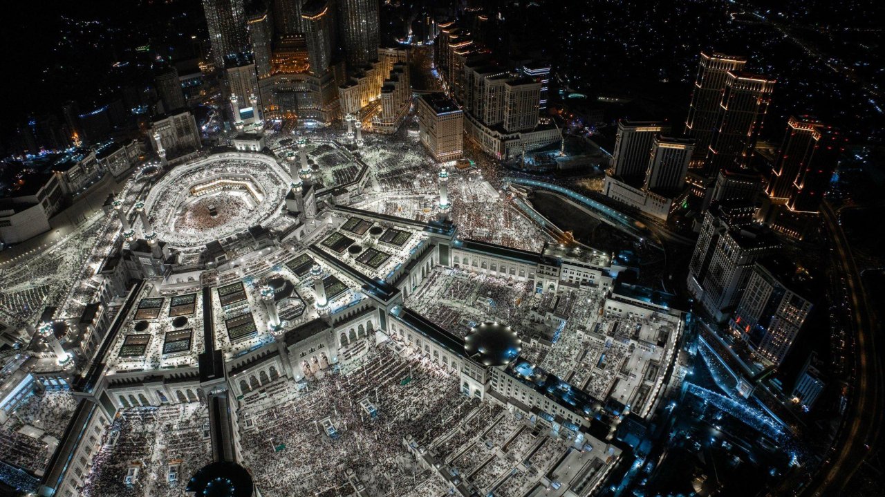 ފަހު ދިހައިގެ އަޅުކަމަށް އެތައް މިލިއަން މީހުން މައްކާގެ ހަރަމްފުޅަށް ޖަމާވެފައި