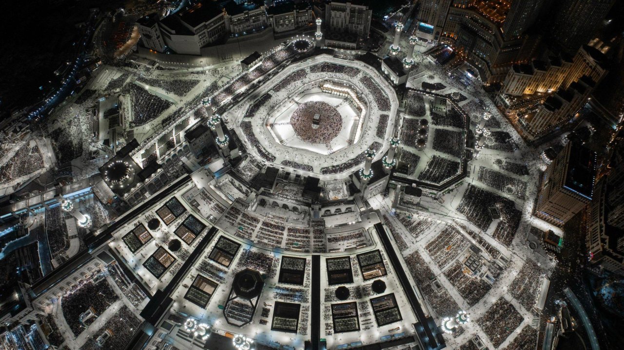 ފަހު ދިހައިގެ އަޅުކަމަށް އެތައް މިލިއަން މީހުން މައްކާގެ ހަރަމްފުޅަށް ޖަމާވެފައި