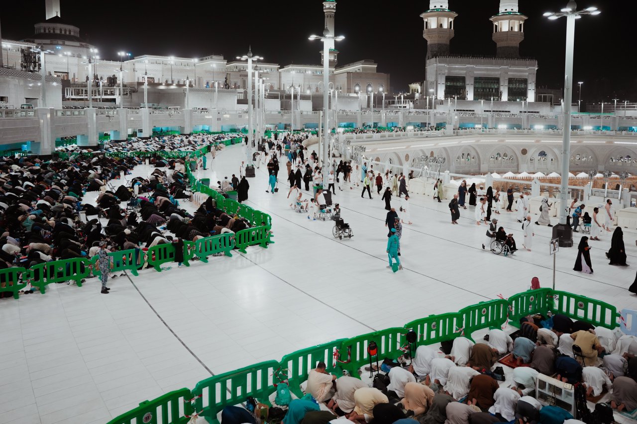 27 ވިލޭރޭގައި އަޅުކަން އަދާކުރަން އެތައް މިލިއަން މީހުން މައްކާއަށް