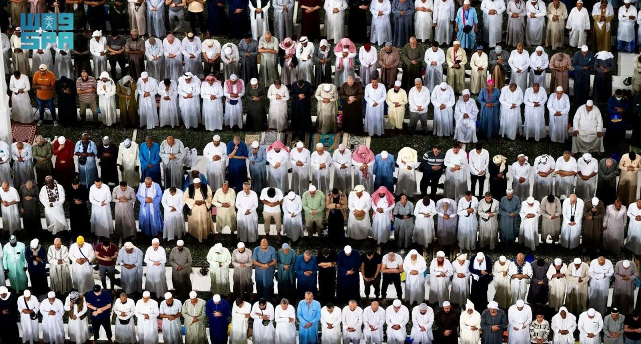 27 ވިލޭރޭގައި އަޅުކަން އަދާކުރަން އެތައް މިލިއަން މީހުން މައްކާއަށް