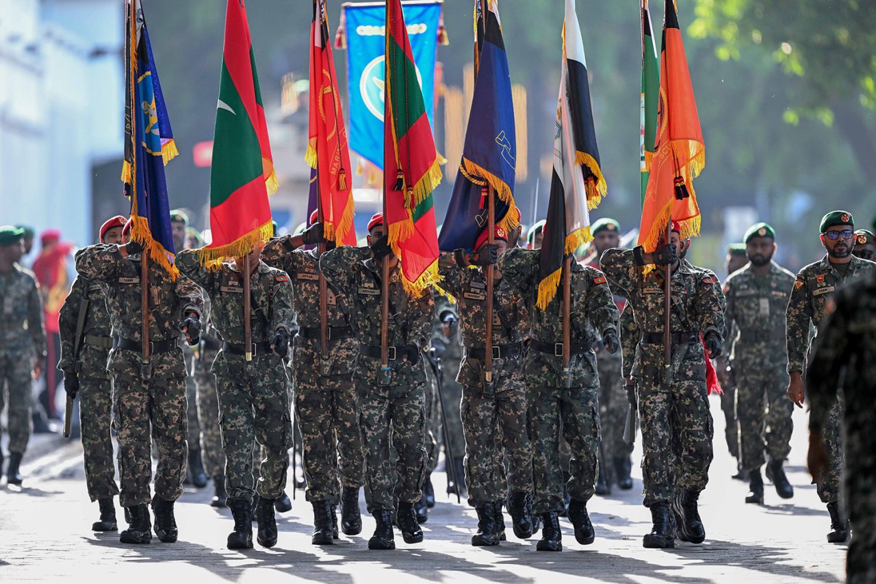 ބޮޑު އަގުގައި ގެނައި އަސްކަރީ އުޅަނދުތައް ދައްކާލަން ބޭއްވި ޕެރޭޑް