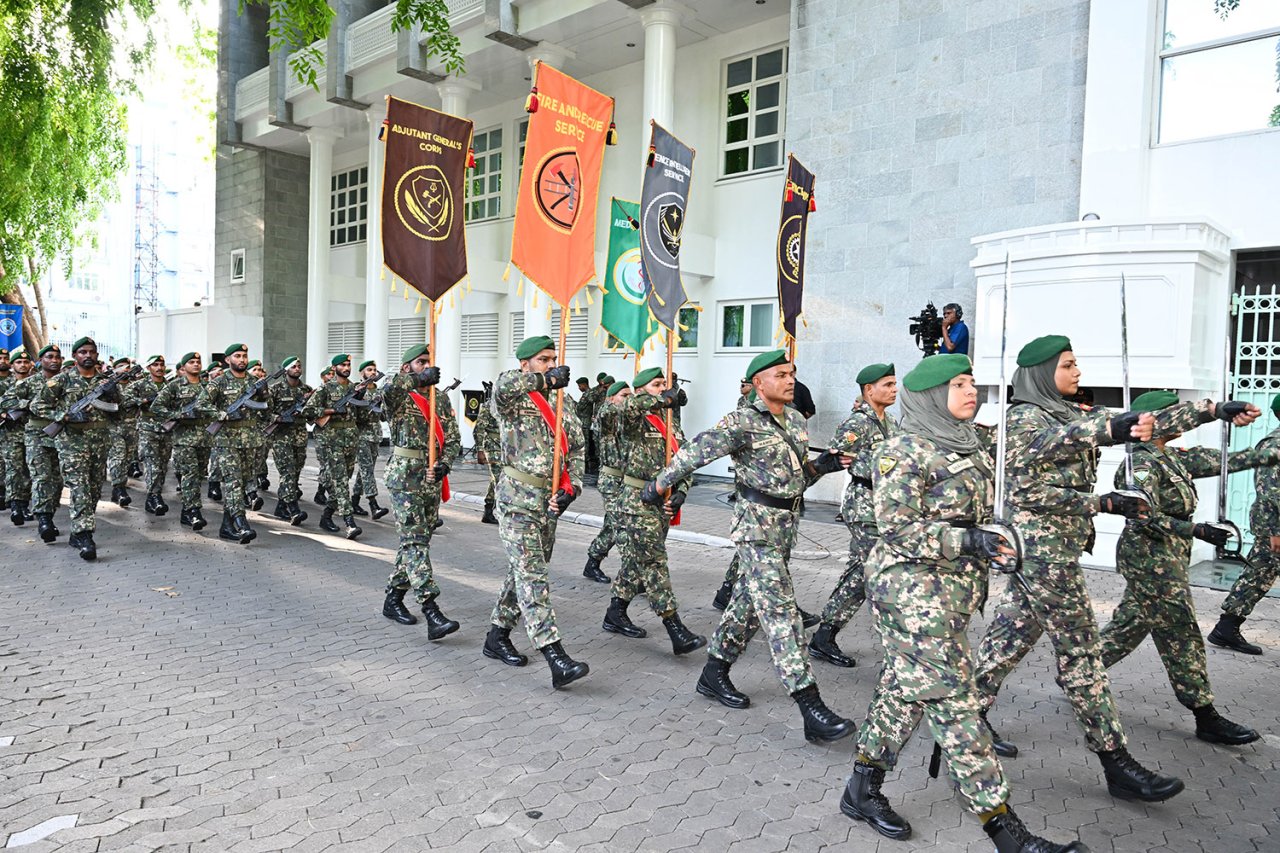 ބޮޑު އަގުގައި ގެނައި އަސްކަރީ އުޅަނދުތައް ދައްކާލަން ބޭއްވި ޕެރޭޑް