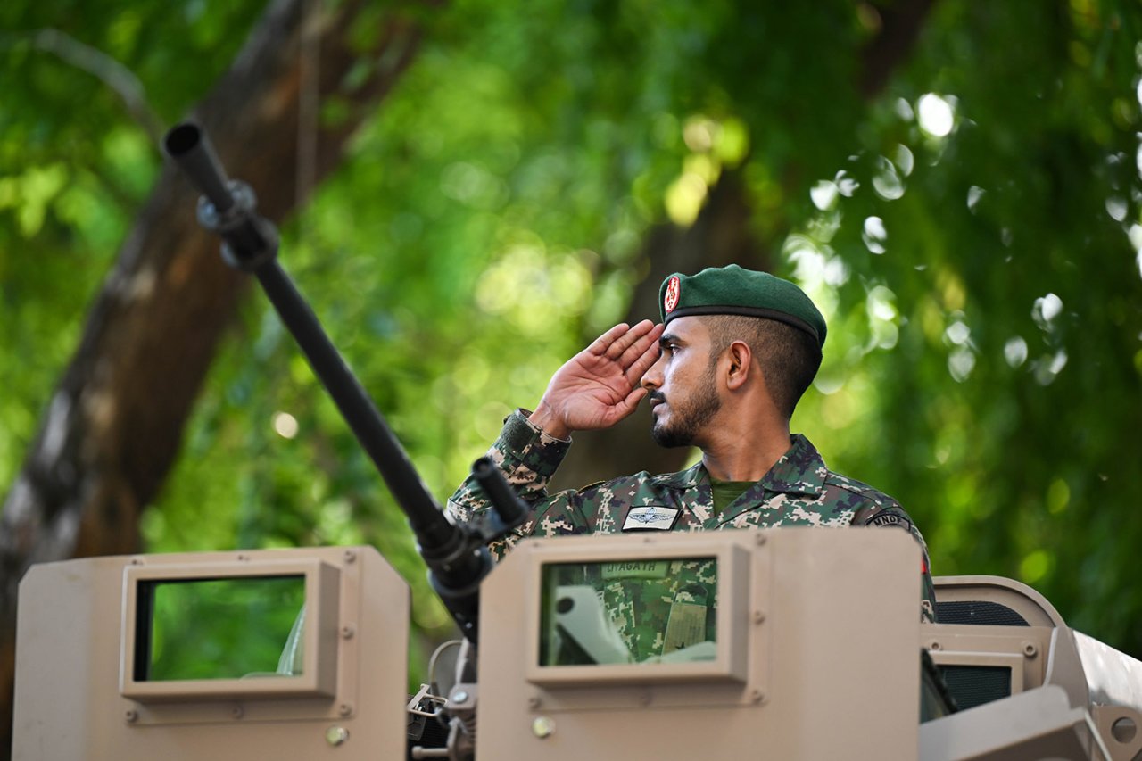 ބޮޑު އަގުގައި ގެނައި އަސްކަރީ އުޅަނދުތައް ދައްކާލަން ބޭއްވި ޕެރޭޑް