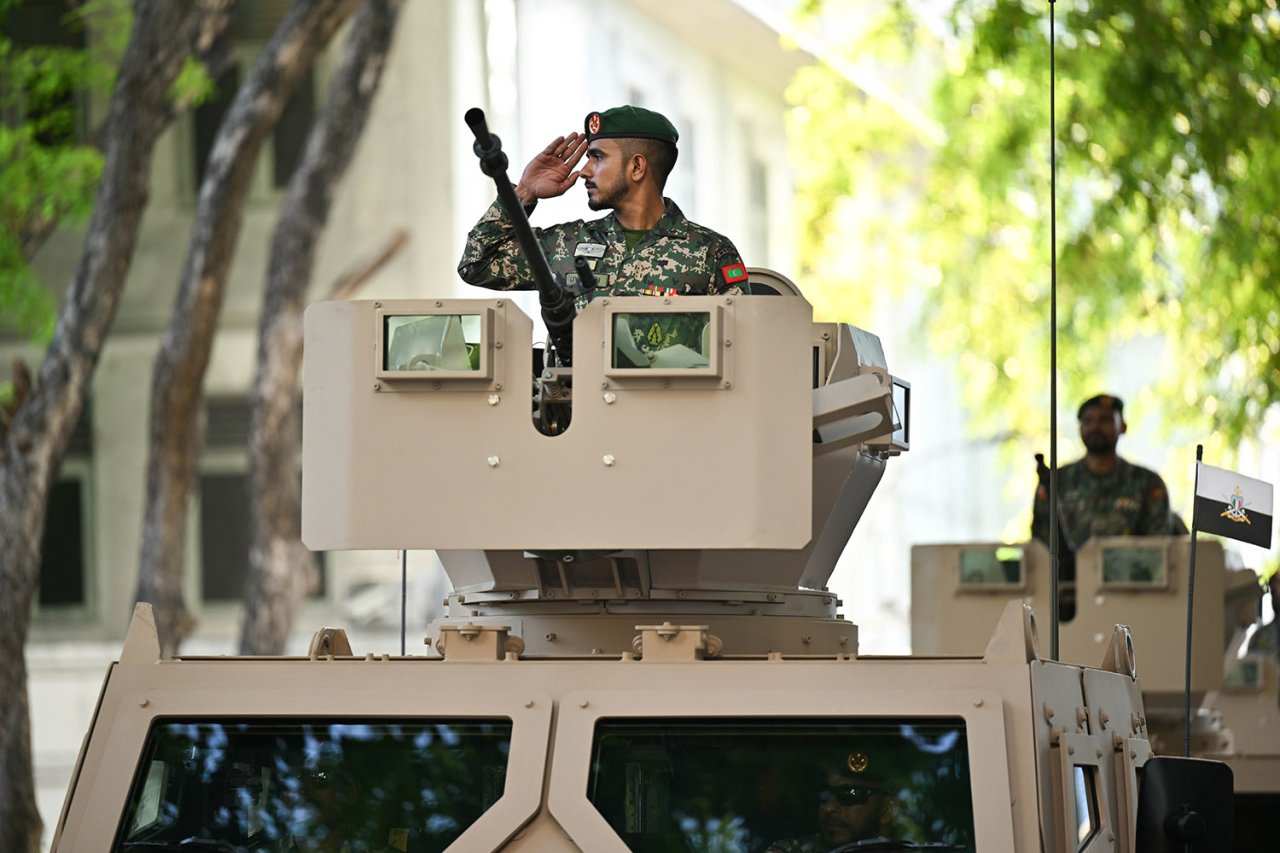 ބޮޑު އަގުގައި ގެނައި އަސްކަރީ އުޅަނދުތައް ދައްކާލަން ބޭއްވި ޕެރޭޑް