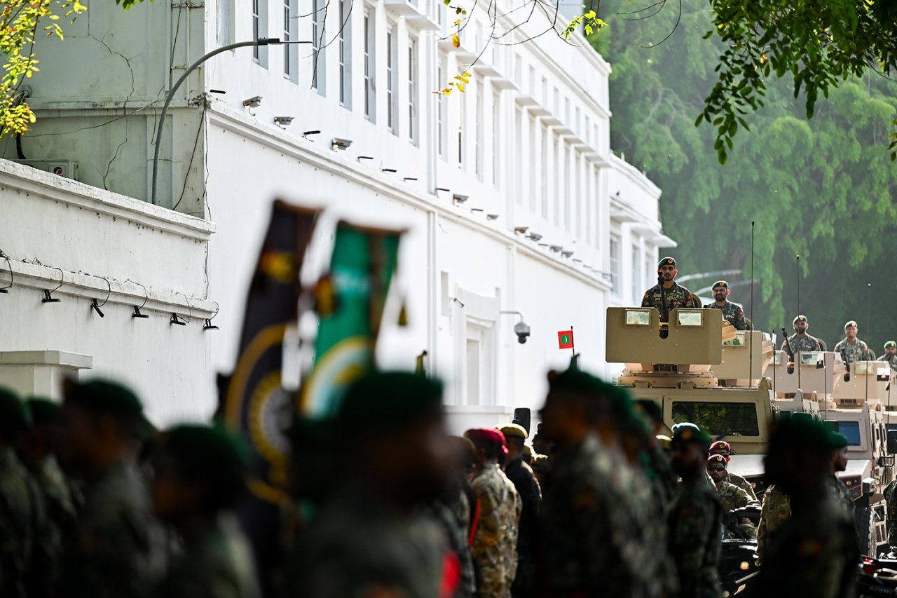 ބޮޑު އަގުގައި ގެނައި އަސްކަރީ އުޅަނދުތައް ދައްކާލަން ބޭއްވި ޕެރޭޑް