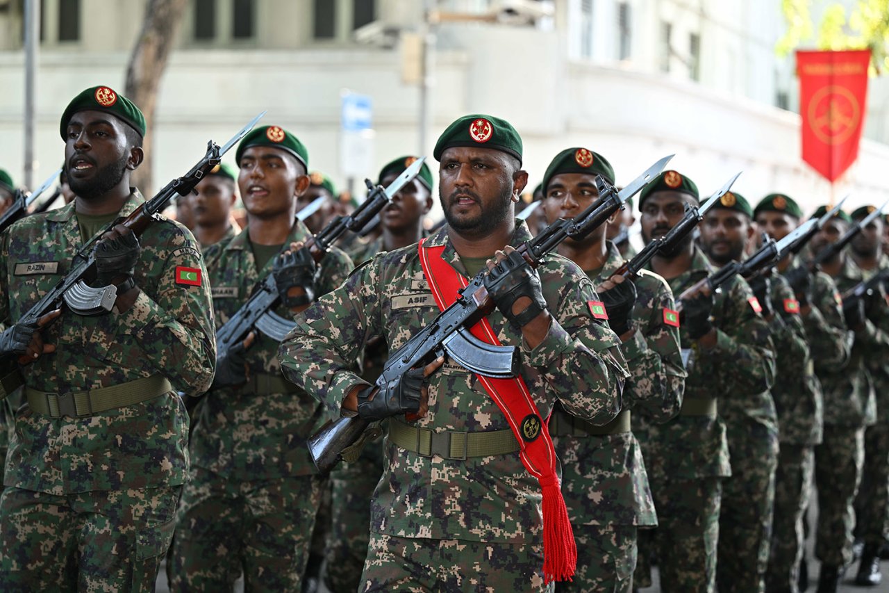 ބޮޑު އަގުގައި ގެނައި އަސްކަރީ އުޅަނދުތައް ދައްކާލަން ބޭއްވި ޕެރޭޑް