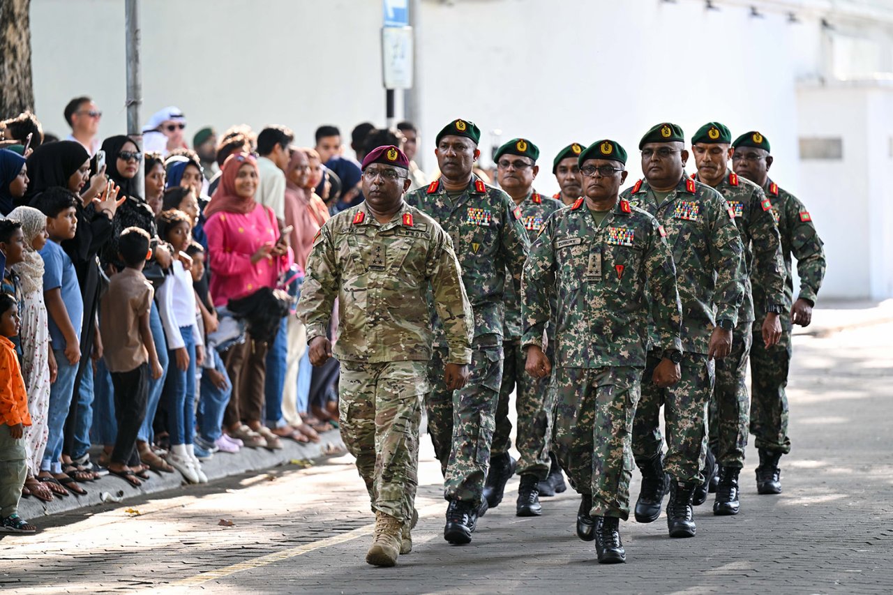 ބޮޑު އަގުގައި ގެނައި އަސްކަރީ އުޅަނދުތައް ދައްކާލަން ބޭއްވި ޕެރޭޑް