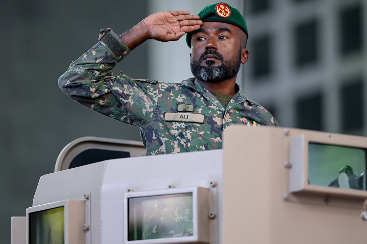 ބޮޑު އަގުގައި ގެނައި އަސްކަރީ އުޅަނދުތައް ދައްކާލަން ބޭއްވި ޕެރޭޑް