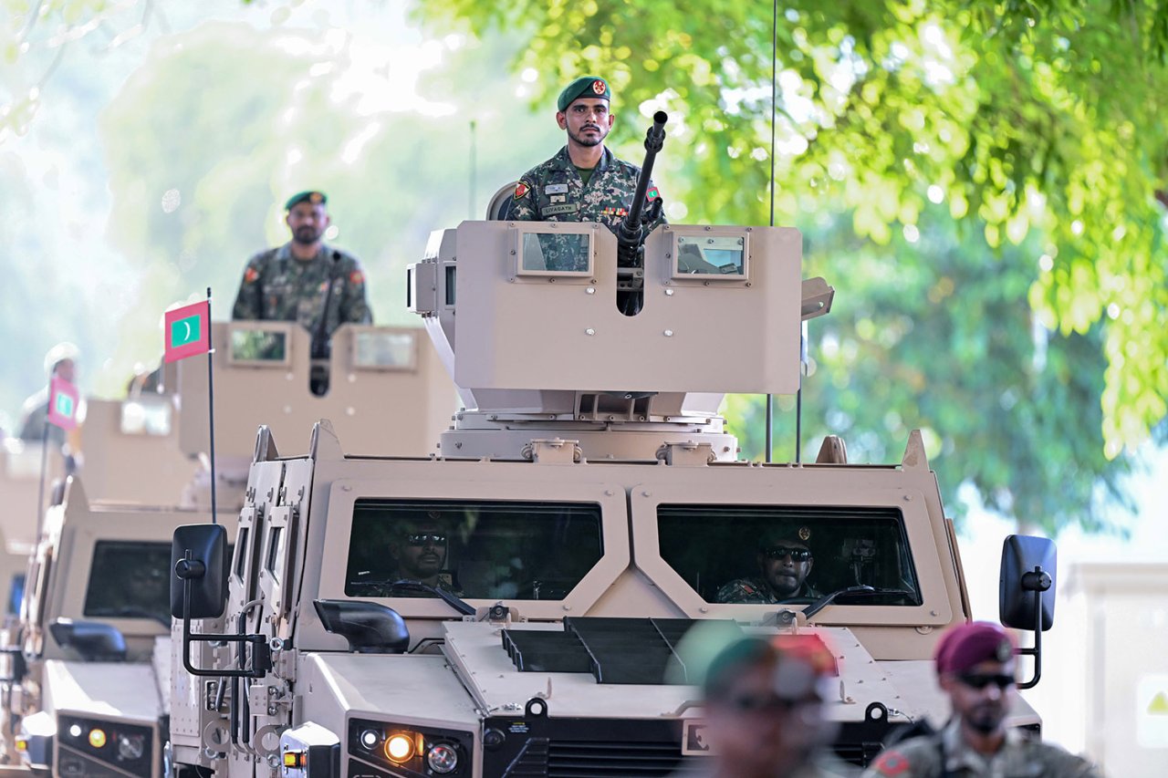 ބޮޑު އަގުގައި ގެނައި އަސްކަރީ އުޅަނދުތައް ދައްކާލަން ބޭއްވި ޕެރޭޑް