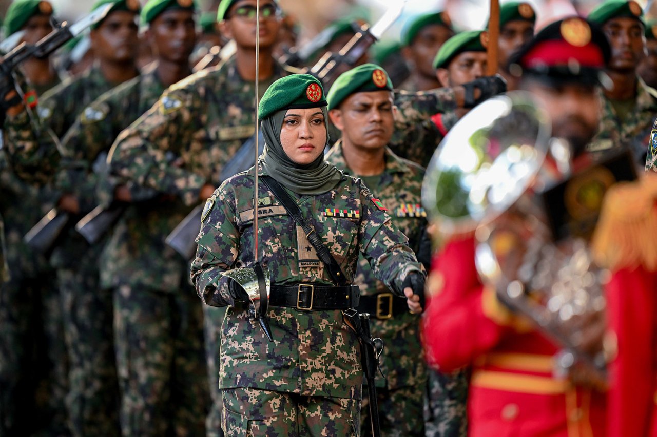 ބޮޑު އަގުގައި ގެނައި އަސްކަރީ އުޅަނދުތައް ދައްކާލަން ބޭއްވި ޕެރޭޑް