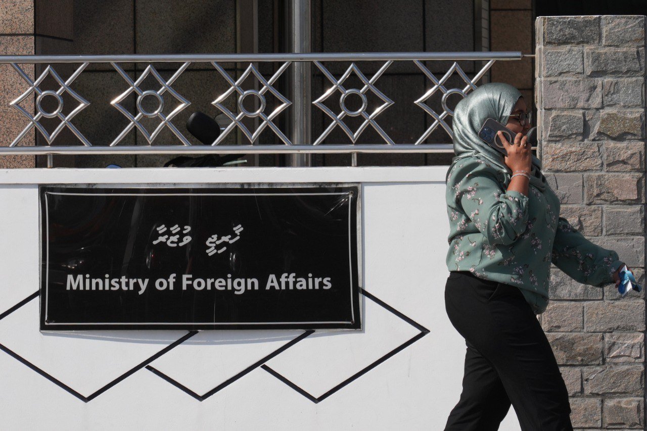 Kulee ge haradhu emme bodu thanthanuge emme kureegai Ambassy thah, 53 million!