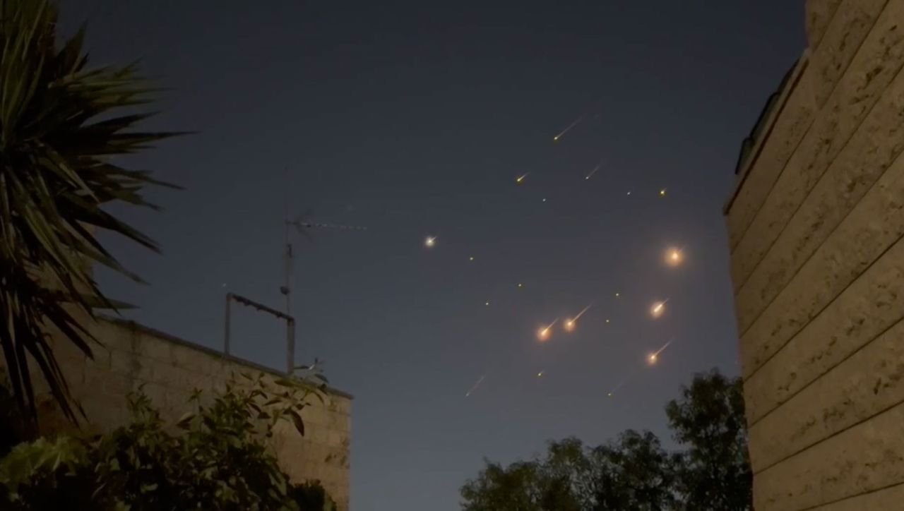 އީރާނުގެ ހަމަލާތަކުން އިޒްރޭލްގެ ތަންތަން ބިމާހަމަވަނީ