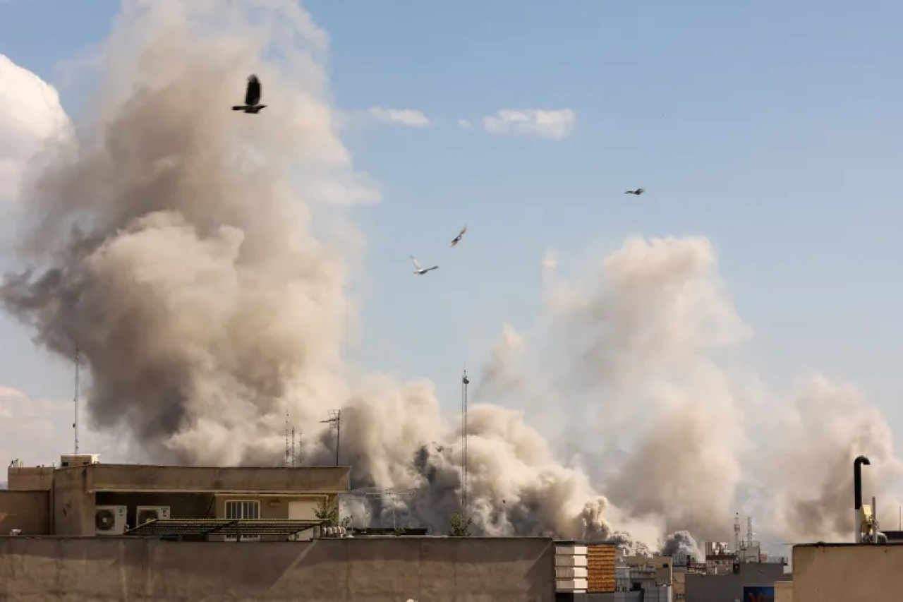 Iran hanguraama: Israel in varugadha hamalaathakeh, Iran in Leader kandaelhun nimumakaa gaathah
