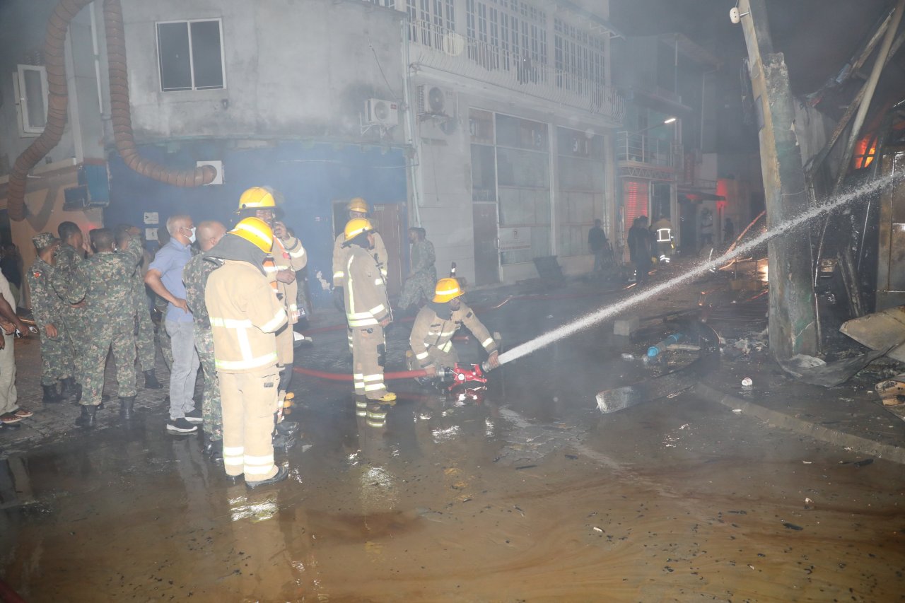 ކެމިކަލް ރައްކާކޮށްފައި ހުރި ގުދަނެއްގައި ރޯވި ބޮޑު އަލިފާންގަނޑު