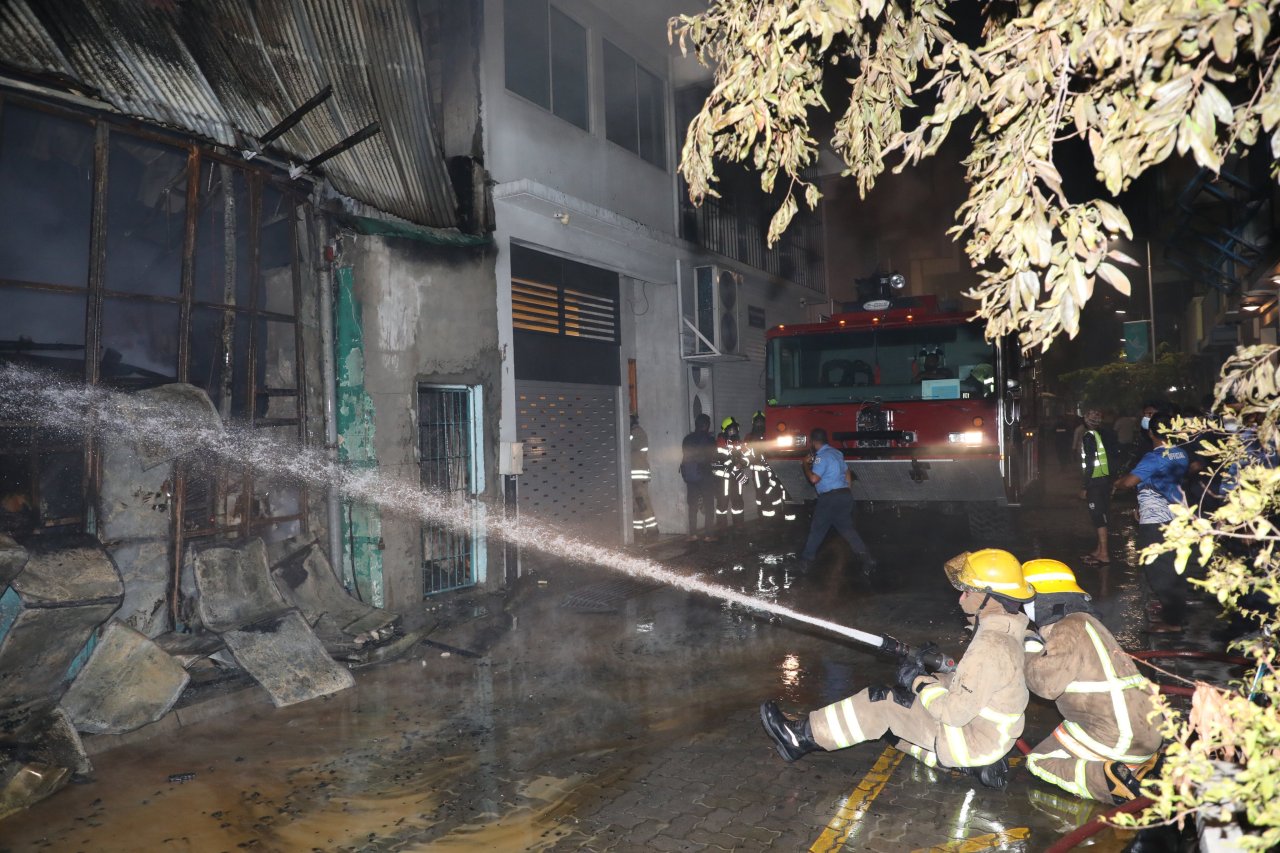 ކެމިކަލް ރައްކާކޮށްފައި ހުރި ގުދަނެއްގައި ރޯވި ބޮޑު އަލިފާންގަނޑު