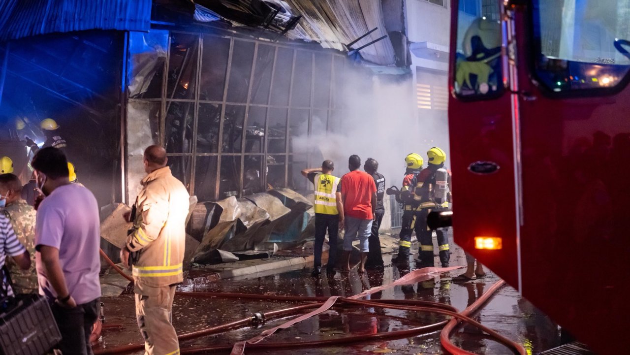 ކެމިކަލް ރައްކާކޮށްފައި ހުރި ގުދަނެއްގައި ރޯވި ބޮޑު އަލިފާންގަނޑު