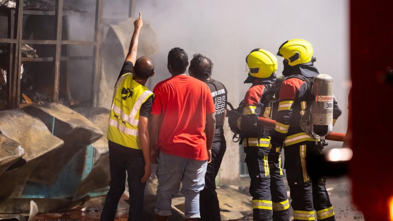 ކެމިކަލް ރައްކާކޮށްފައި ހުރި ގުދަނެއްގައި ރޯވި ބޮޑު އަލިފާންގަނޑު