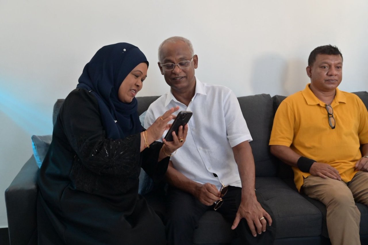 ރައީސް ސޯލިހު އައްޑޫގައި ދޮރުން ދޮރަށް