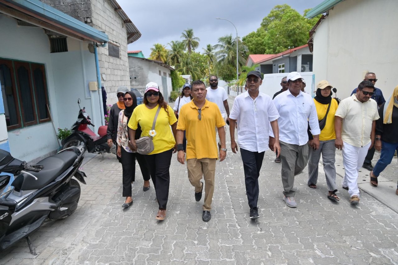 ރައީސް ސޯލިހު އައްޑޫގައި ދޮރުން ދޮރަށް