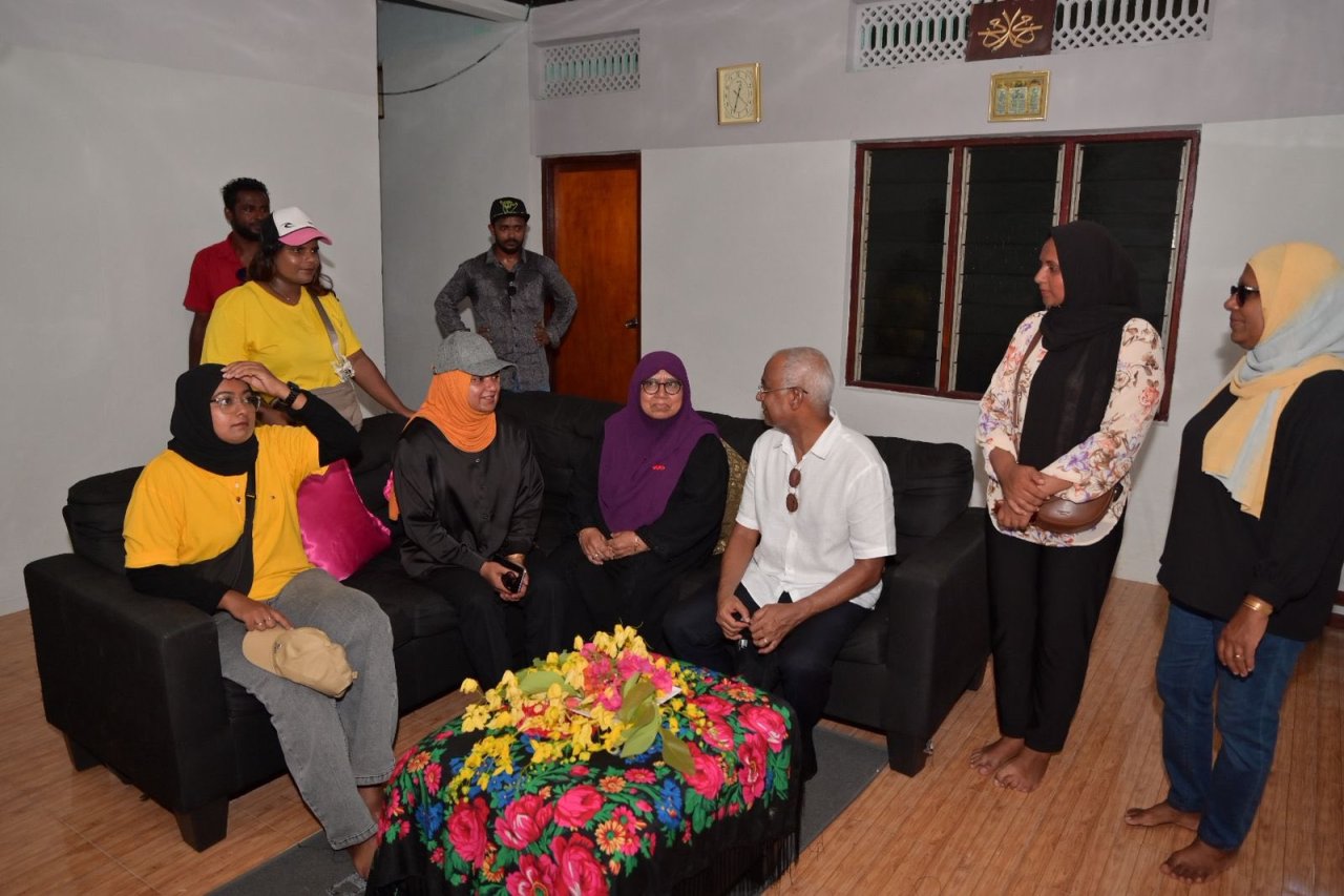 ރައީސް ސޯލިހު އައްޑޫގައި ދޮރުން ދޮރަށް