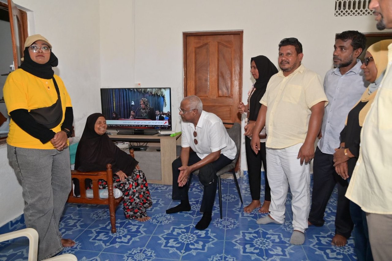 ރައީސް ސޯލިހު އައްޑޫގައި ދޮރުން ދޮރަށް