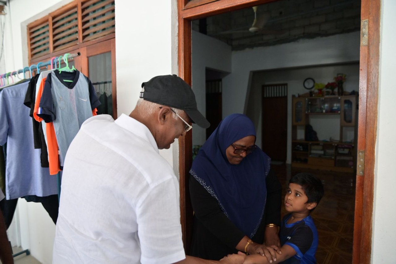 ރައީސް ސޯލިހު އައްޑޫގައި ދޮރުން ދޮރަށް