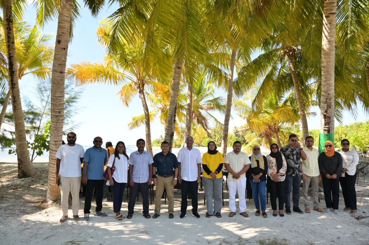 ރައީސް ސޯލިހު އައްޑޫގައި ދޮރުން ދޮރަށް