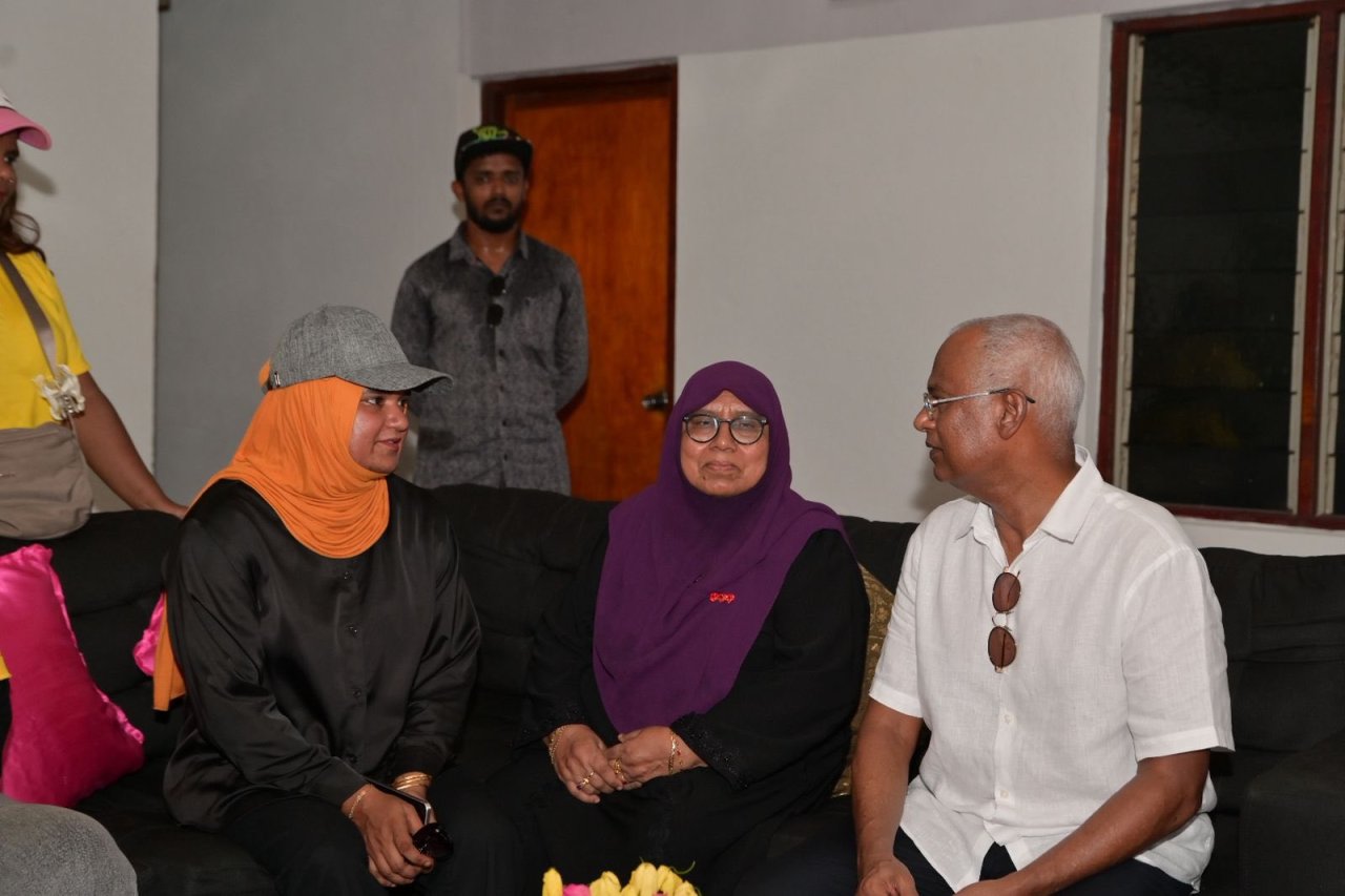 ރައީސް ސޯލިހު އައްޑޫގައި ދޮރުން ދޮރަށް