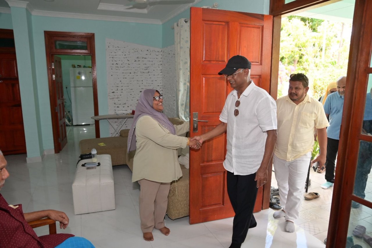 ރައީސް ސޯލިހު އައްޑޫގައި ދޮރުން ދޮރަށް