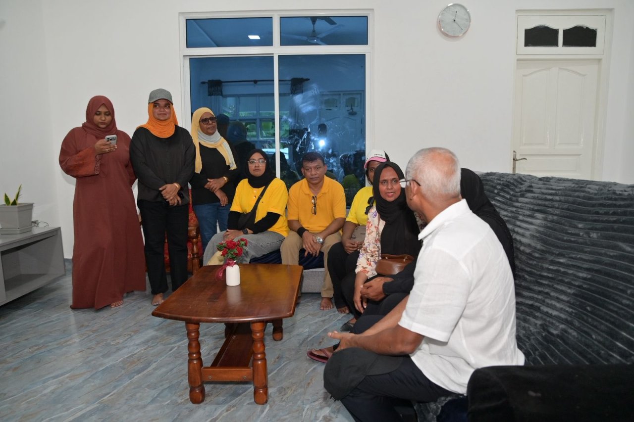 ރައީސް ސޯލިހު އައްޑޫގައި ދޮރުން ދޮރަށް